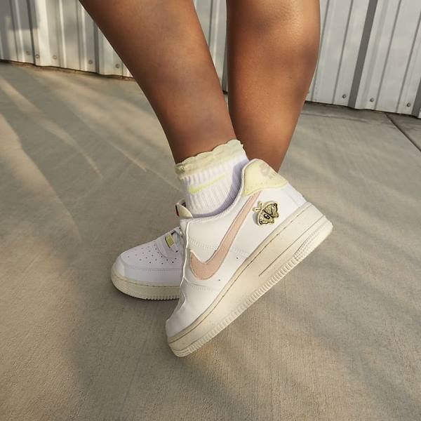 Αθλητικά Παπούτσια Nike Air Force 1 07 SE γυναικεια ασπρα μπλε ροζ | NK841ZRT