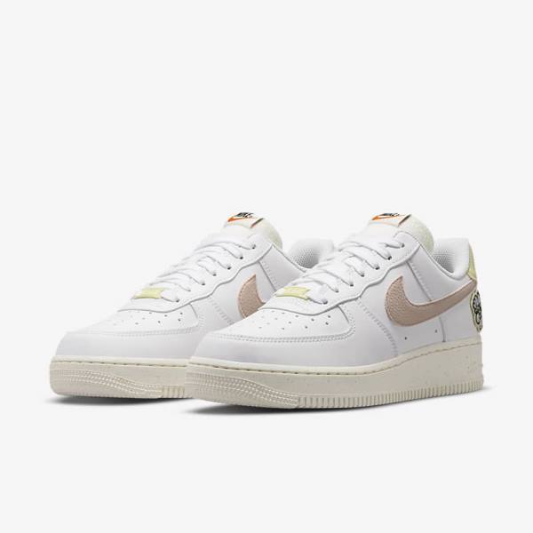 Αθλητικά Παπούτσια Nike Air Force 1 07 SE γυναικεια ασπρα μπλε ροζ | NK841ZRT