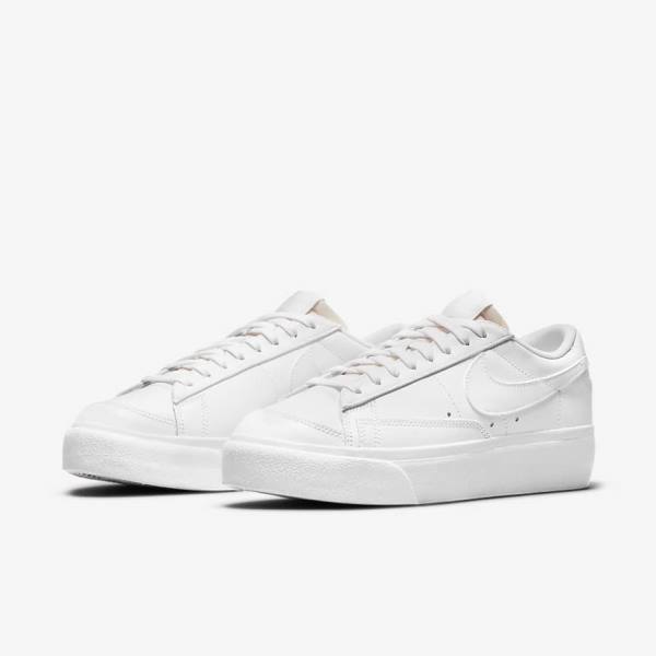 Αθλητικά Παπούτσια Nike Blazer Low flatforms γυναικεια ασπρα | NK679ZUS