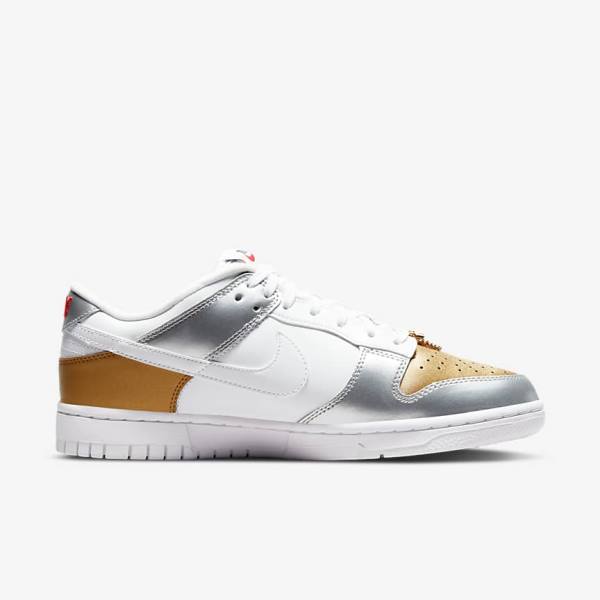 Αθλητικά Παπούτσια Nike Dunk Low SE γυναικεια χρυσο χρωμα ασημι κοκκινα ασπρα | NK648WXA