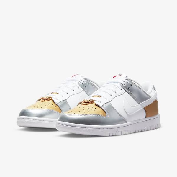 Αθλητικά Παπούτσια Nike Dunk Low SE γυναικεια χρυσο χρωμα ασημι κοκκινα ασπρα | NK648WXA