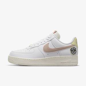 Αθλητικά Παπούτσια Nike Air Force 1 07 SE γυναικεια ασπρα μπλε ροζ | NK841ZRT